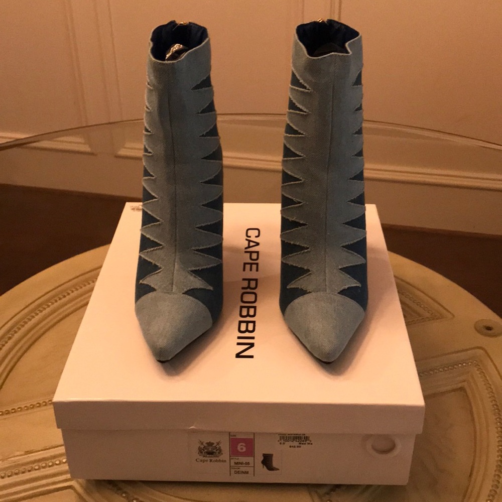 Cape Robbin Sz 6 Medium Wash Denim Bootie